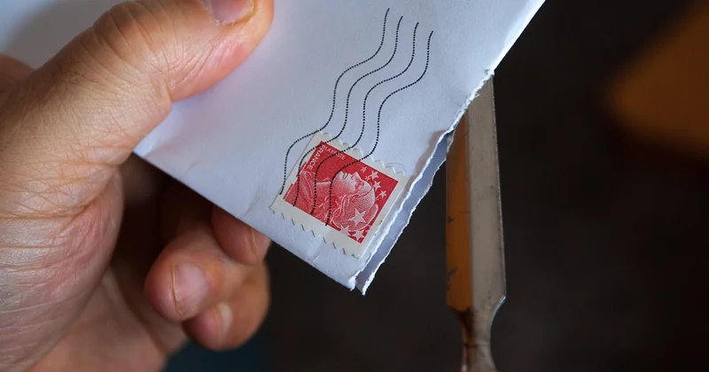 Ce qui pèse vraiment dans une enveloppe (et que vous oubliez)